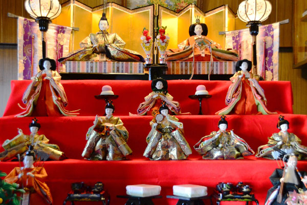 雛人形を飾る「雛段(ひなだん)」