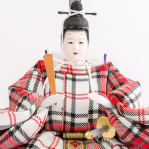 チェック仕立ての衣装を着こなす男雛（おびな）